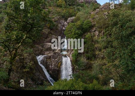 Der wunderschöne Arado Wasserfall oder Cascata do Arado im Herbst im Peneda Geres Nationalpark im Norden Portugals, Europa. Stockfoto