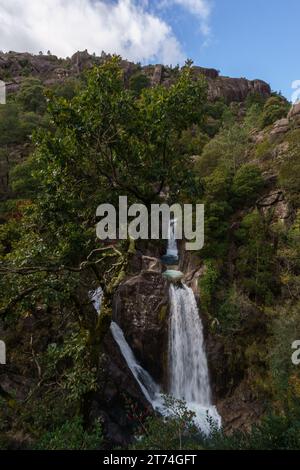 Der wunderschöne Arado Wasserfall oder Cascata do Arado im Herbst im Peneda Geres Nationalpark im Norden Portugals, Europa. Stockfoto