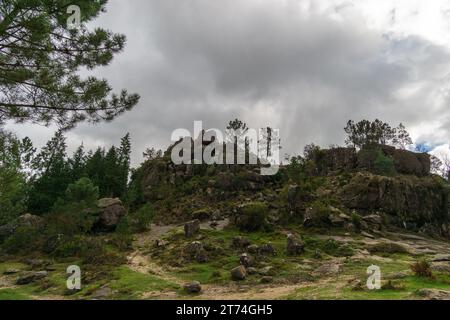 Berglandschaft mit Felsformation von miradouro das Rocas im Herbstwald, Peneda-Geres Nationalpark, Vilar da Veiga, Portugal Stockfoto