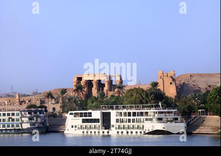 Kreuzfahrtschiff auf dem Nil in der Nähe von KOM Ombo Tempel der Götter Horus und Sobek, Ägypten, Afrika. Luxuriöse Bootstour Auf Dem Nil. Sommerurlaub, entspannend auf dem Kreuzfahrtschiff. C Stockfoto