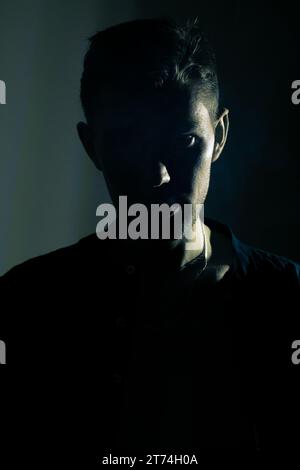 Porträt einer Silhouette eines Mannes im Dunkeln Stockfoto