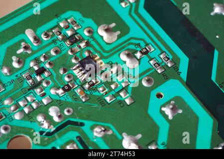 Beschädigter Halbleiterchip auf der elektronischen Leiterplatte. Integrierter Schaltkreis ausgebrannt. Stockfoto