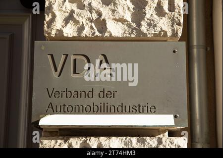 VDA Verband der Automobilindustrie Firmenschild in Berlin *** VDA Deutscher Verband der Automobilindustrie Unternehmen unterzeichnen in Berlin Credit: Imago/Alamy Live News Stockfoto