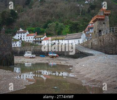 Fischerboote verließen bei Ebbe im Hafen von Lynmouth, North Devon, Devon, England, Vereinigtes Königreich Stockfoto