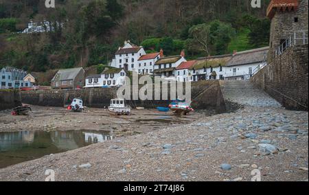 Fischerboote verließen bei Ebbe im Hafen von Lynmouth, North Devon, Devon, England, Vereinigtes Königreich Stockfoto