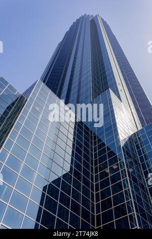 Ein erhöhter Blick auf eine moderne Skyline der Stadt mit einem hohen Gebäude mit mehreren Fenstern: Williams Tower in der Galleria-Gegend von Houston, Texas Stockfoto