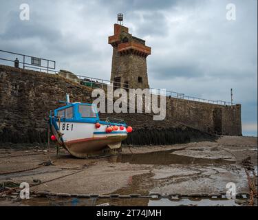 Fischerboote verließen bei Ebbe im Hafen von Lynmouth, North Devon, Devon, England, Vereinigtes Königreich Stockfoto