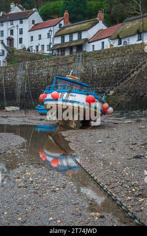 Fischerboote verließen bei Ebbe im Hafen von Lynmouth, North Devon, Devon, England, Vereinigtes Königreich Stockfoto