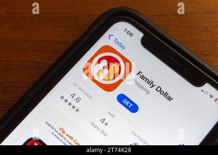 Vancouver, KANADA - 24. Oktober 2023 : Family Dollar App im App Store auf dem iPhone Bildschirm zu sehen. Family Dollar Stores, Inc. Ist eine US-amerikanische Sortenladenkette. Stockfoto