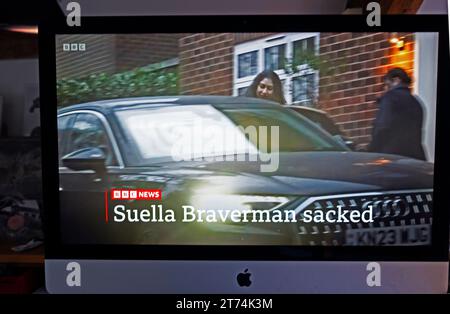 "Suella Braverman entlassen" auf dem Bildschirm des Nachrichtenbildschirms James geschickt ehemaliger Außenminister zieht von Rishi Sunak am 13. November 2023 Großbritannien ins Innenministerium Stockfoto