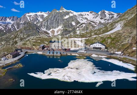 Die italienischen Alpen mit dem sich abzeichnenden Pain de Sucre Gipfel hinter dem Bergsee Lac du Grand-St-Bernard, Aostatal, Italien Stockfoto