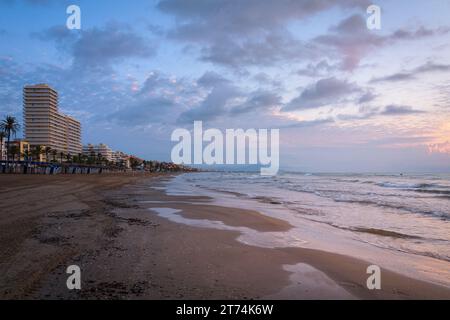 Strandlinie der Küstenstadt Peñíscola bei Sonnenaufgang, Castellon, Spanien Stockfoto