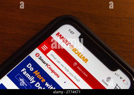 Vancouver, KANADA - 24. Oktober 2023 : Family Dollar Website auf dem iPhone-Bildschirm zu sehen. Family Dollar Stores, Inc. Ist eine US-amerikanische Sortenladenkette. Stockfoto