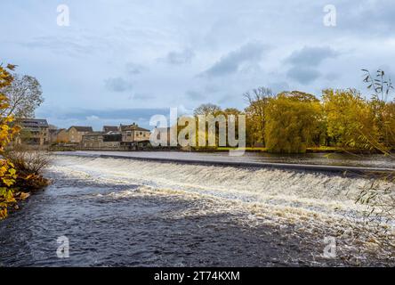 Weir an der River Wharfe in Otley, mit Buon Apps Restaurant in der Ferne, im Herbst gesehen. UK Stockfoto