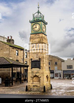 Die historische Jubilee Clock steht auf dem Marktplatz von Otley. West Yorkshire, Großbritannien Stockfoto