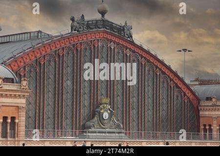 Madrid Atocha (Spanisch Estación de Madrid Atocha, auch Madrid Puerta de Atocha) ist der größte Bahnhof in Madrid. Stockfoto