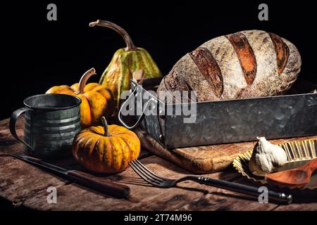 Hausgemachte, knusprige Sauerteigbrotbackofen mit Weizen, Aktivkohle, Kürbis und Kurkuma-Gewürzen und würzen Herbstkost in der Küche Stockfoto