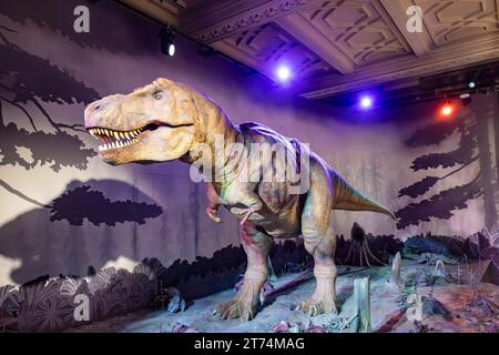 London, Großbritannien - 19. Mai 2023: Ein rohrendes animatronisches Modell des Tyrannosaurus Rex Dinosaurs im Natural History Museum of London, Großbritannien Stockfoto