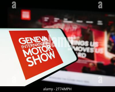 Smartphone mit Logo der Schweizer Automobilausstellung Genf International Autosalon vor der Business-Website. Fokussieren Sie sich auf die linke Mitte des Telefondisplays. Stockfoto