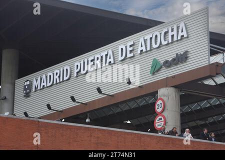 Madrid Atocha (Spanisch Estación de Madrid Atocha, auch Madrid Puerta de Atocha) ist der größte Bahnhof in Madrid. Stockfoto