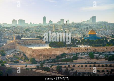 Malerischer Blick auf Jerusalem, die Hauptstadt der drei wichtigsten monotheistischen Religionen Christentum, Islam und Judentum Stockfoto
