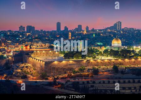 Traumhafte Landschaft von Jerusalems Altstadt in der Dämmerung mit dem Felsendom und der Al-Aqsa Moschee auf dem Tempelberg und einer sternenklaren Nacht Stockfoto