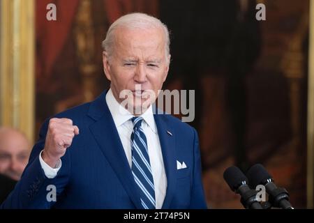 Washington, Vereinigte Staaten. November 2023. US-Präsident Joe Biden begrüßt die Vegas Golden Knights im Weißen Haus in Washington, DC, um ihren Stanley Cup-Sieg 2023 am Montag, den 13. November 2023, zu feiern. Quelle: Chris Kleponis/CNP/dpa/Alamy Live News Stockfoto