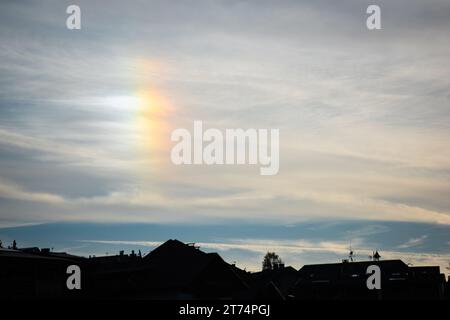 Helle Mocksonne am Himmel Stockfoto