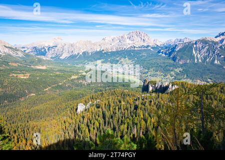 Berge mit Lärchen- und Fichtenbäumen in Italiens Dolomitengebirgen Stockfoto