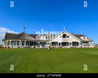 Kiawah Island, SC USA - 26. Februar 2023: The Ocean Course Golf Course Club House auf Kiawah Island in South Carolina. Stockfoto