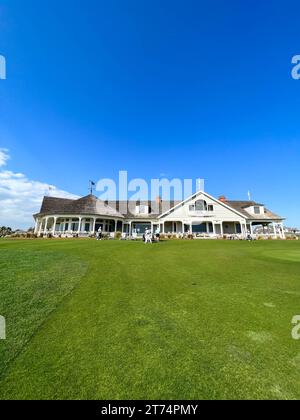 Kiawah Island, SC USA - 26. Februar 2023: The Ocean Course Golf Course Club House auf Kiawah Island in South Carolina. Stockfoto