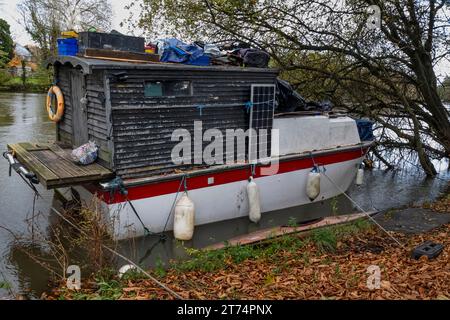 „Ein Spaziergang am Fluss“ - Live-an-Bord von Hausbooten entlang des Flusses, Inbeturing Reading und Thames Valley Business Park Stockfoto