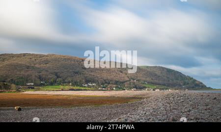 Blick zurück entlang der Steinufer in Richtung Porlock Hill, von wo aus die Ufermauer durchbrochen wird, Porlock Marshes, Porlock, Somerset, England, Großbritannien Stockfoto