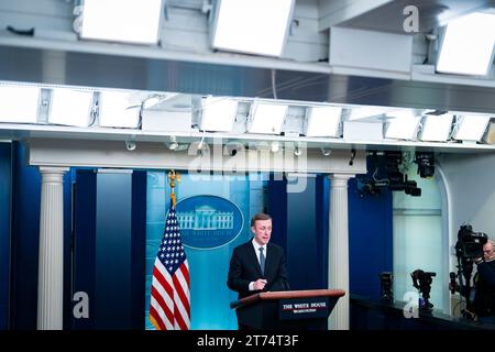 Washington, USA. November 2023. Jake Sullivan, nationaler Sicherheitsberater des Weißen Hauses, spricht während einer Pressekonferenz im James S. Brady Press Briefing Room im Weißen Haus in Washington, DC, USA, am Montag, den 13. November. 2023. Boeing Co. könnte endlich einen Durchbruch bei den Verkaufszahlen seiner 737 Max-Flugzeuge in China erleben, wenn sich die Präsidenten Joe Biden und Xi Jinping diese Woche treffen und damit ein langes kommerzielles Einfrieren in einem kritischen Überseemarkt für den US-amerikanischen Flugzeugbauer beenden. Fotograf: Al Drago/Pool/SIPA USA Credit: SIPA USA/Alamy Live News Stockfoto