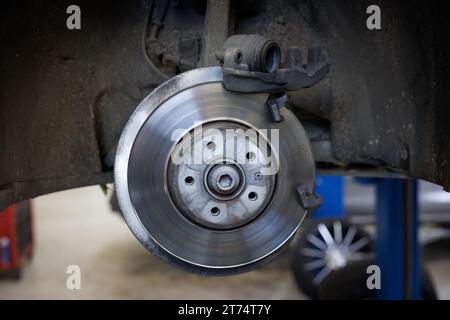 Die Bremsen wurden von einem Auto in einer Garage entfernt Stockfoto