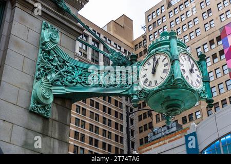 Berühmte Uhr im Marshall Field Building (heute Heimat von Macy's) an der State Street im Stadtteil Loop von Chicago, Illinois, USA. Seit 1897 ist die Uhr eines der ersten Kaufhäuser Chicagos seit Generationen ein Treffpunkt: „Let's Meet Under the Marshall Field Clock“. The Clock an der Ecke von Macy's Department Store (ehemals Marshall Field) in Chicago, USA Stockfoto