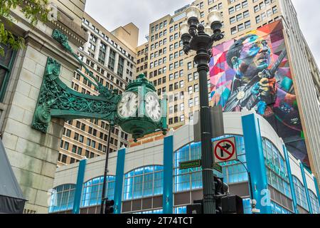 Berühmte Uhr im Marshall Field Building (heute Heimat von Macy's) an der State Street im Stadtteil Loop von Chicago, Illinois, USA. Seit 1897 ist die Uhr eines der ersten Kaufhäuser Chicagos seit Generationen ein Treffpunkt: „Let's Meet Under the Marshall Field Clock“. The Clock an der Ecke von Macy's Department Store (ehemals Marshall Field) in Chicago, USA Stockfoto