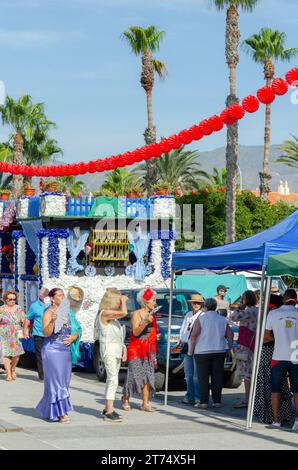 SALOBRENA, SPANIEN - 08. OKTOBER 2023 Einwohner der Stadt Salobrena und Tausende von Gästen, die an der Feier der Patronatszeremonie teilnehmen Stockfoto