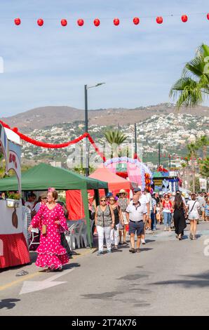 SALOBRENA, SPANIEN - 08. OKTOBER 2023 Einwohner der Stadt Salobrena und Tausende von Gästen, die an der Feier der Patronatszeremonie teilnehmen Stockfoto