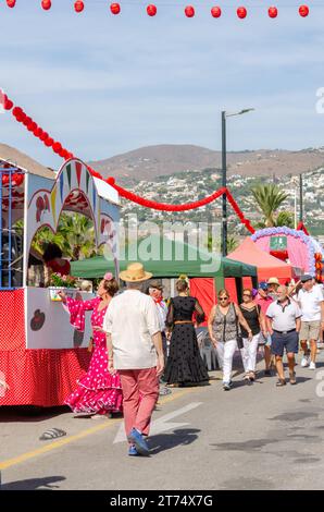 SALOBRENA, SPANIEN - 08. OKTOBER 2023 Einwohner der Stadt Salobrena und Tausende von Gästen, die an der Feier der Patronatszeremonie teilnehmen Stockfoto