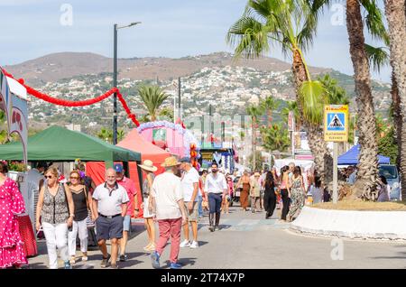 SALOBRENA, SPANIEN - 08. OKTOBER 2023 Einwohner der Stadt Salobrena und Tausende von Gästen, die an der Feier der Patronatszeremonie teilnehmen Stockfoto