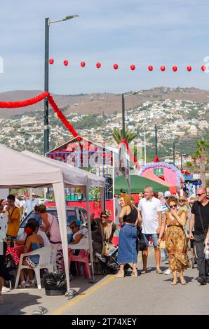 SALOBRENA, SPANIEN - 08. OKTOBER 2023 Einwohner der Stadt Salobrena und Tausende von Gästen, die an der Feier der Patronatszeremonie teilnehmen Stockfoto