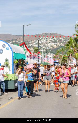 SALOBRENA, SPANIEN - 08. OKTOBER 2023 Einwohner der Stadt Salobrena und Tausende von Gästen, die an der Feier der Patronatszeremonie teilnehmen Stockfoto