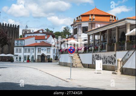 Ponte de Lima, Portugal - 29. Juni 2023: Menschen, die im Stadtzentrum von Ponte de Lima, Nordportugal, Blick auf die Geschäfte, Cafés, selektiver Fokus Stockfoto