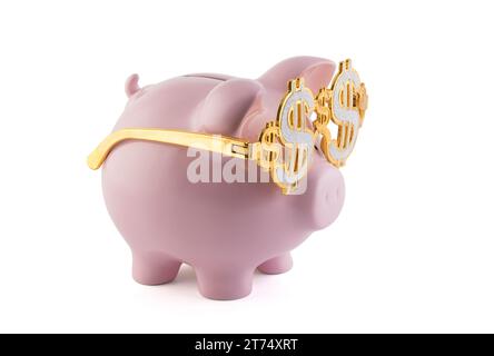 Rosafarbene Schweinebank trägt goldene Gläser mit Dollarzeichen isoliert auf weißem Hintergrund mit Schneideweg Stockfoto