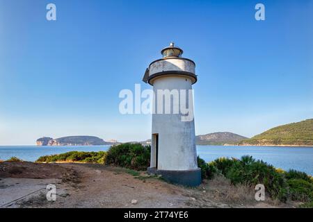 Leuchtturm von Porto Conte mit Blick auf die Landzunge Capo Caccia, Alghero, Westküste, Sardinien, Italien Stockfoto