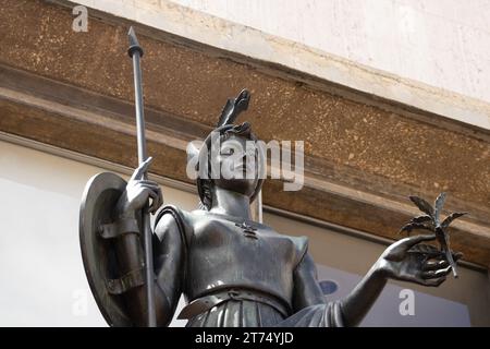 Bogota, Kolumbien - Juli 2023. Minerva-Statue am Eingang der Bibliothek Luis Angel Arango im Viertel La Candelaria im Stadtzentrum von Bogota Stockfoto