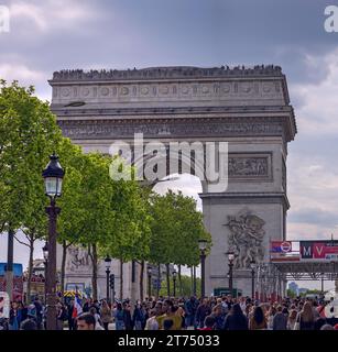 Blick auf den Arc de Triomphe von den Champs Elysees, Paris, Frankreich Stockfoto