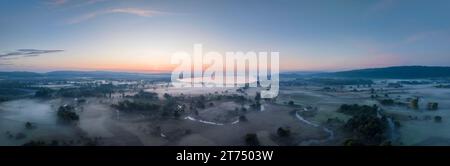 Luftpanorama des Radolfzeller Aachried vor Sonnenaufgang und Bodennebel, am Horizont der westliche Teil des Bodensees, Radolfzell Stockfoto