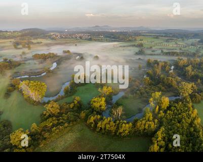 Aus der Vogelperspektive die Radolfzeller Aach, die sich durch die Radolfzeller Aachried schlängelt und nahe dem westlichen Bodensee in den Bodensee mündet Stockfoto